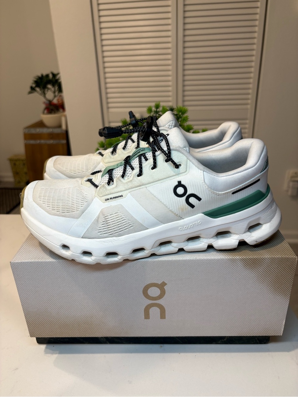 On Running Cloudrunner White Forest Green Womens size 10 running shoes